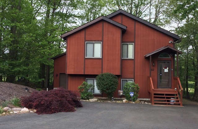 Cozy Lakefront Chalet w/Hot Tub, Gameroom & Outdoor Fire Pit!