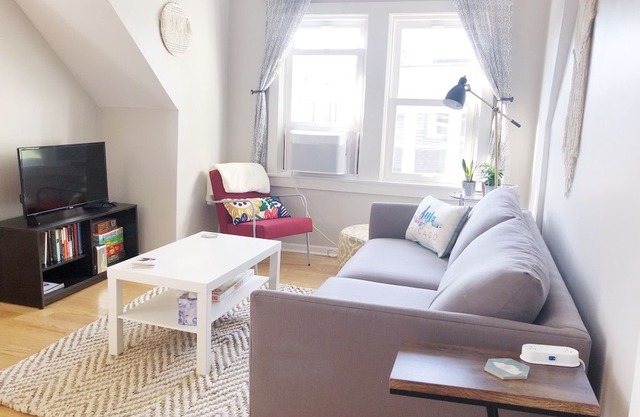 Cozy light-filled Logan Square 2BD/1BA Apartment Close Train/Bus + Easy Parking