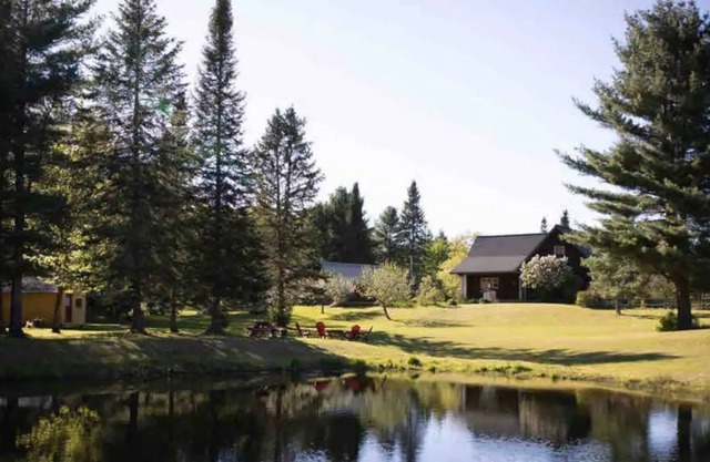 Cozy Log Cabin: Great for Families, Near Trails