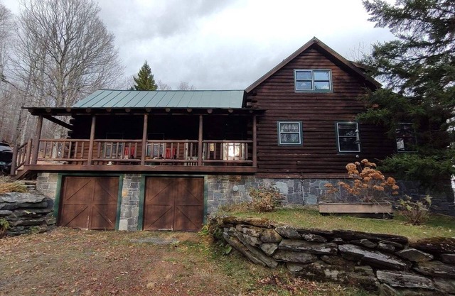 Cozy log cabin & loft, close to recreation, dog-friendly, bbq, balcony, a/c, w/d