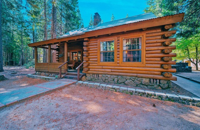 Cozy Log Cabin w/Hot Tub | Lassen Forest Retreat