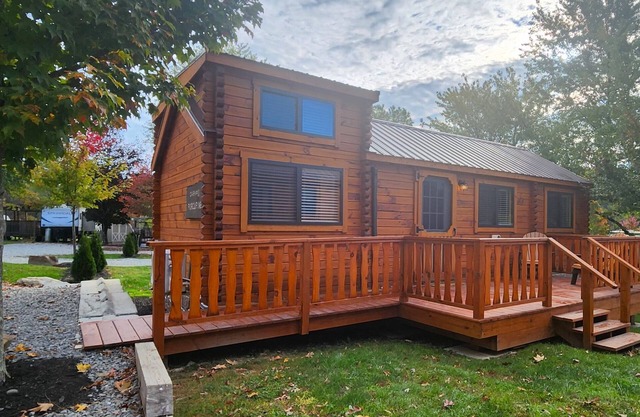 Cozy Log Cabin w/Loft #12. Minutes from Seven Springs and Hidden Valley!
