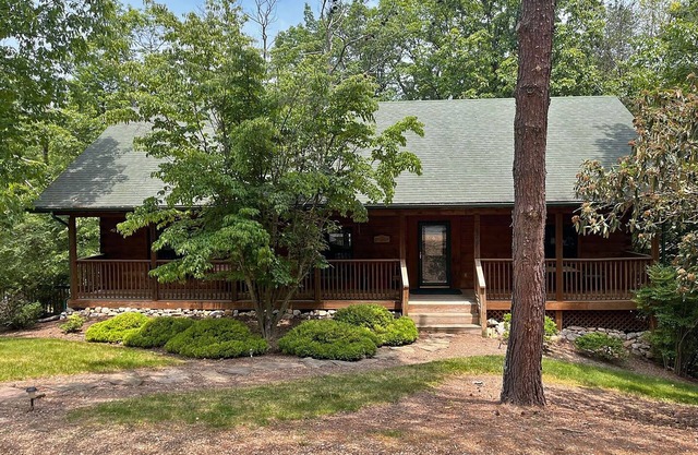 Cozy Log Cabin w/Hot tub & Game Room