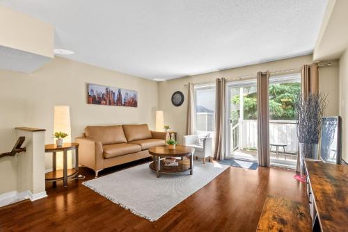 Cozy Modern Condo Near Downtown Ottawa with Free Parking and Patio