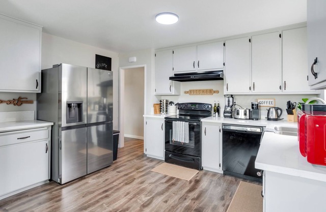 COZY, MODERN POOL HM w/Patio Dining & Game Room