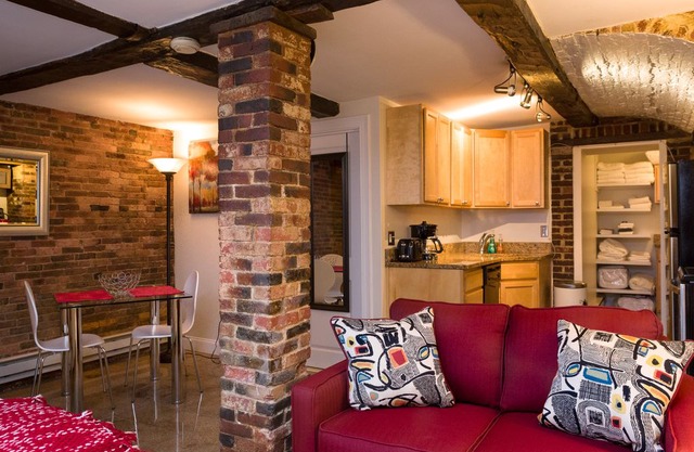 Cozy, Modern Studio Condo In The Heart Of North End