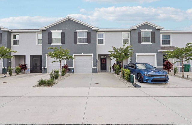 Cozy Modern Townhome Convenient to Everything