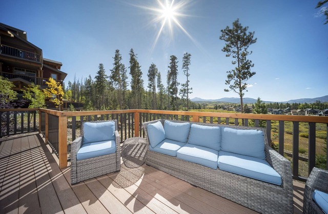 Cozy mountain condo w/views & grill