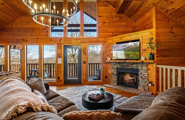 Cozy Mountain Escape + Free Attraction Tickets + Fireplace