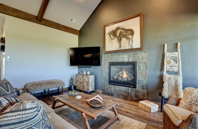 Cozy Mountain Escape Home with Amazing Views! Shared Pool-Hot tub