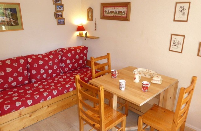 Cozy Mountain Apartment - Sleeps 4, South-Facing, Central Location, Close to Ski Lifts, Pool Access