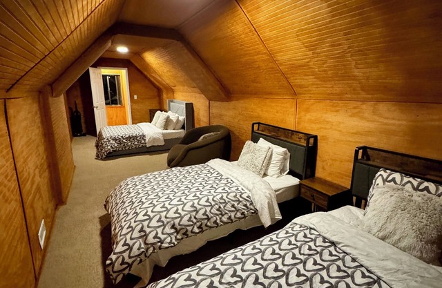 Cozy Mountain Retreat, 9 Min to Sierra Slopes, Sleeps 6