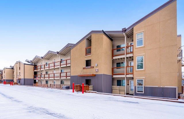 Cozy mountain view condo w/private balcony
