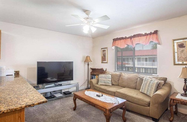 Cozy Oak Shores Unit 115 in Biloxi - Perfect for a Nice Getaway!