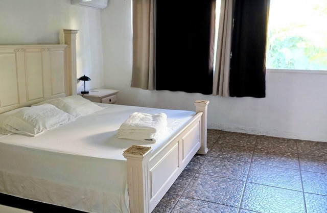 Cozy ocean view second floor apartment