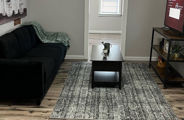 Cozy one bedroom guesthouse, close to everything!