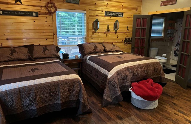 Cozy Outlaw studio room with heated pool AC in charming New Hope