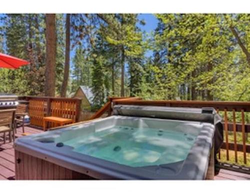 Cozy Pet-Friendly Cabin Hot-Tub Walk to Lake Tahoe Beach