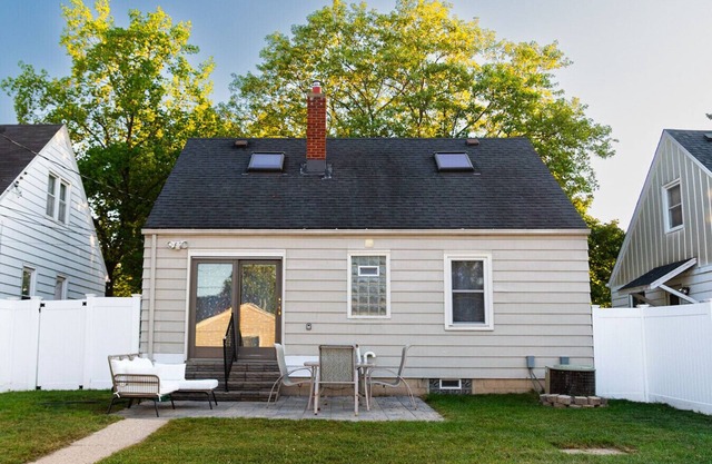 Cozy Pet Friendly Home w/Private Yard & King Bed - Near Wauwatosa