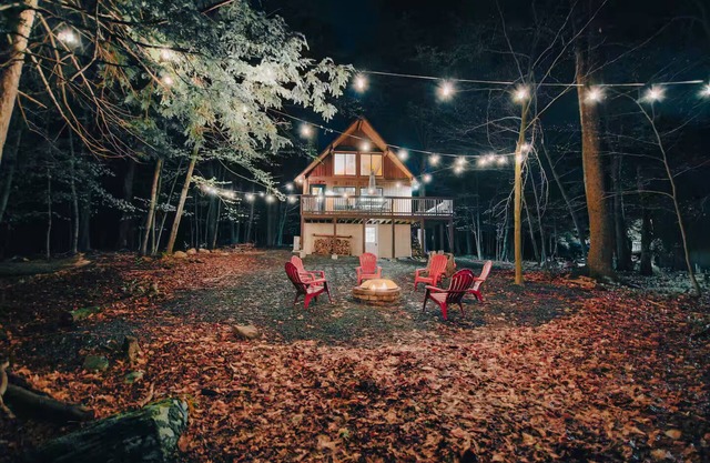 Cozy Poconos Getaway with Firepit, Beach & Lake Access. Minutes to the beach