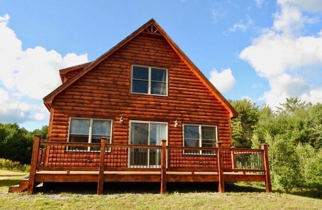 Cozy, private, bright cabin with mountain views