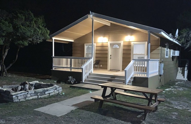 Cozy, private cottage in the Hill Country (sleeps 6)