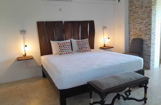 Cozy & Private Retreat - overlooking mountain and sea views