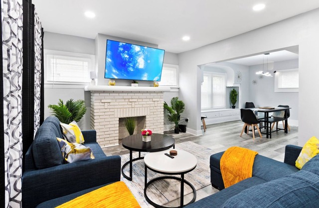 Cozy renovated Near Dt & Cleveland Clinic,King bed,3 Bedroom with WiFi, AC