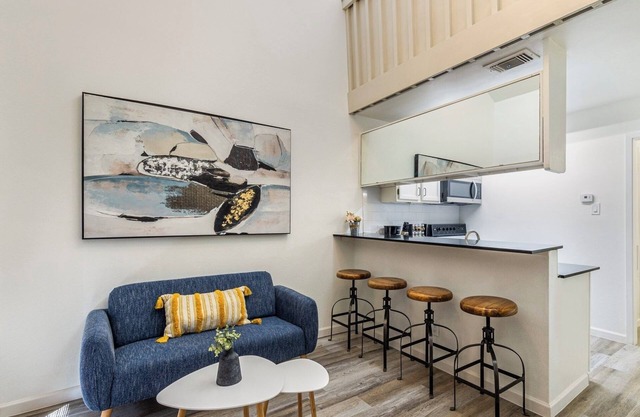 Cozy Renovated 2 Bedroom Apt Near Downtown
