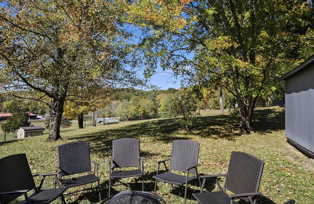 Cozy Renovated Bungalow Steps Away from Hiking Trails, Nature and Stellar Sunset