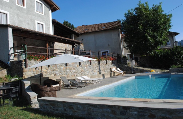 COZY RENOVATED FARMHOUSE WITH POOL IDEAL FOR FAMILIES