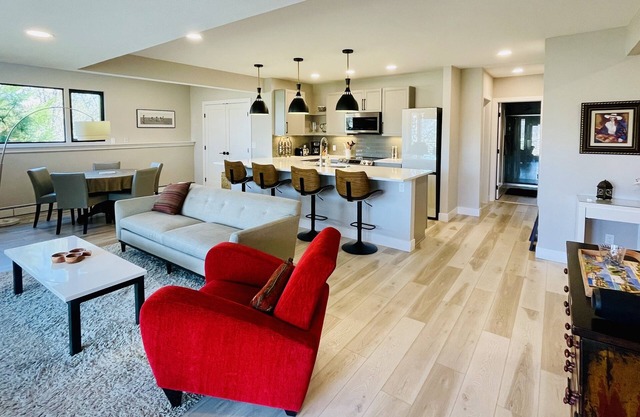 Cozy retreat close to Old Town Arvada and Ralston Creek. Pet friendly.