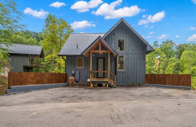 Cozy Retreat/Hot Tub/Lake Access/Sleeps 8