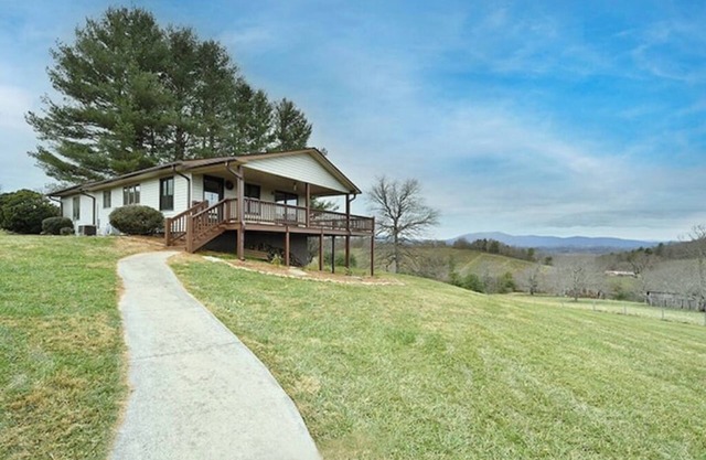 Cozy Retreat with 360° Mountain Views