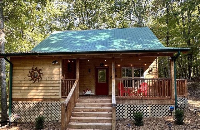 Cozy Romantic Cabin for 2 - Private Hot tub, gas fireplace, wooded, king log bed