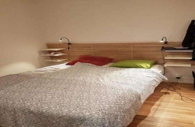 Cozy room 3min from Stockholm. Good communication. Close to Hagaparken & shopping center.