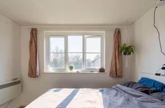 Cozy room, with cinema projector - 6 minutes to the Elizabeth line