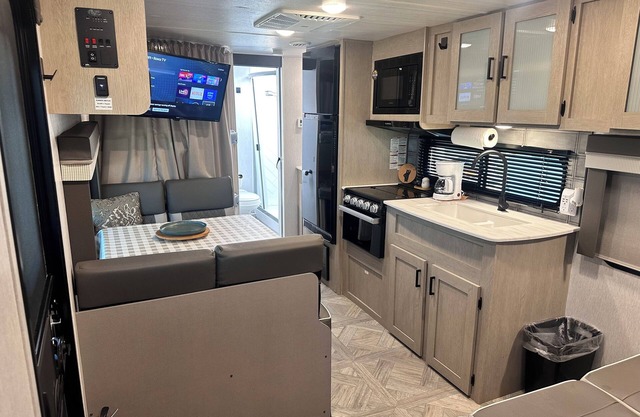 Cozy RV Stay · 21ft Trailer with Wi-Fi & Comfort