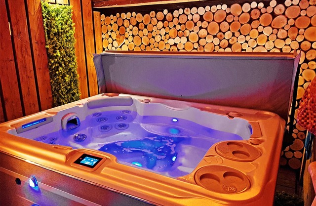 Cozy Sacherl, private whirlpool, sauna and fireplace. Fenced garden.