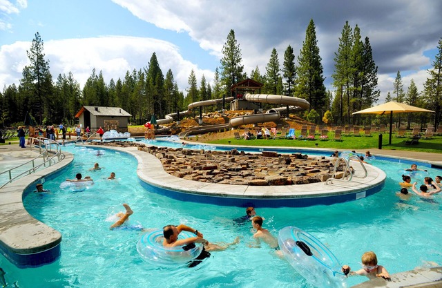 Cozy Single level home w/ private hot tub + FREE water park access!
