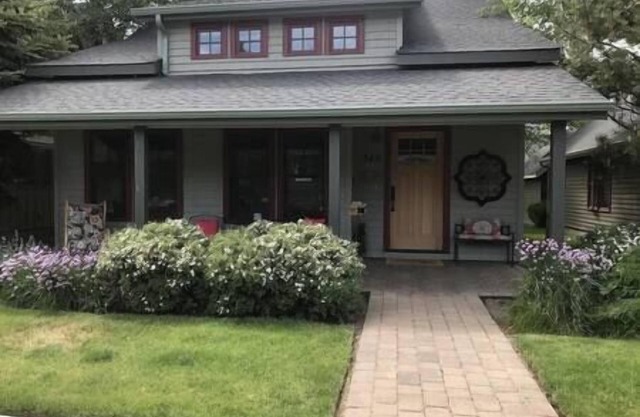 Cozy Sisters Cottage | Pool Walk to Town Dogs