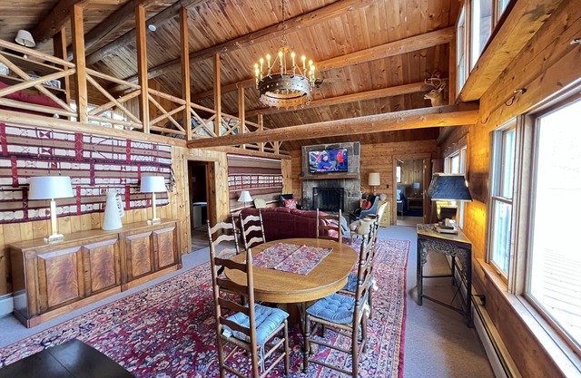 Cozy ski cabin, minutes to mountains