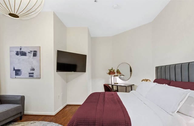 Cozy & Sleek King Studio in Historic Mt. Vernon