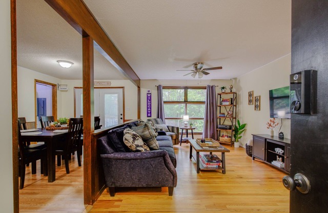 Cozy Stay at The Greenwood!