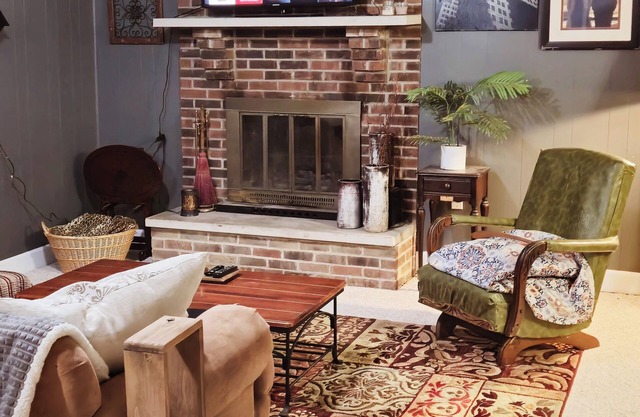 Cozy studio in Richmond, close to the interstate.Includes WiFi, fireplace