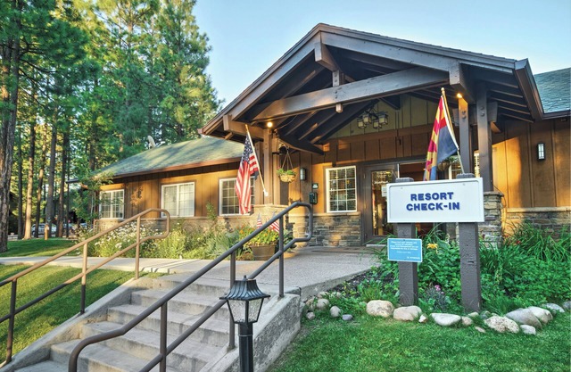 Cozy Studio w/Fireplace, Private Balcony, Resort Pool & Two Hot Tubs