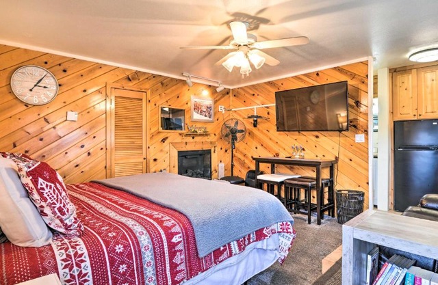 Cozy Studio with Fireplace about 1 Mi to Ski Resort