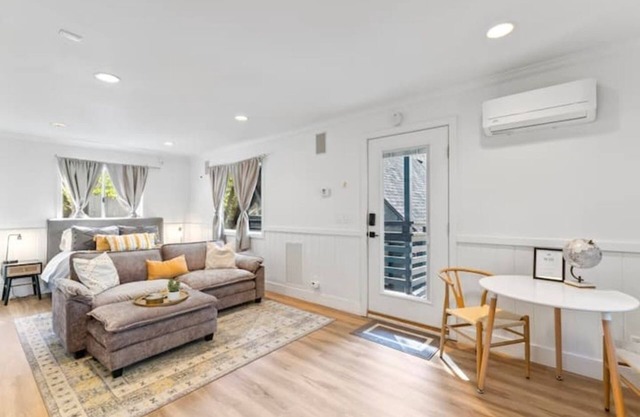 Cozy Studio with Full Kitchen, Hot Tub & BBQ