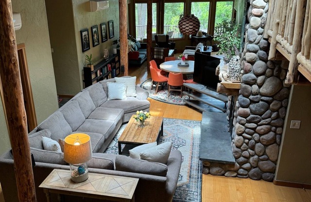 Cozy, stylish lodge with perfect blend of comfort and convenience. Pet-Friendly!