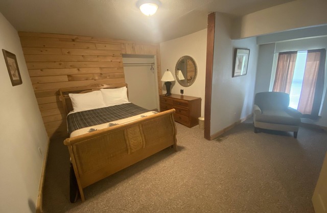 Cozy suite with fireplace. Close to hiking trails, ski resorts and family parks!